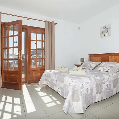 Playa Blanca Sleeps 6 Air Con Wifi