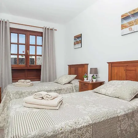 Playa Blanca Sleeps 6 Air Con Wifi Willa *